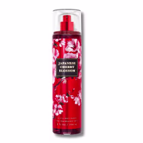 Frasco de spray corporal da Bath & Body Works com aroma de flor de cerejeira japonesa, em embalagem vermelha com estampa floral, contendo 236 ml do produto.