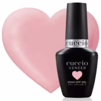 O produto apresentado na imagem é um esmalte em gel. O frasco é preto com o nome da marca "Cuccio" em letras brancas. O esmalte está posicionado em frente a um fundo rosa, que parece ser uma superfície lisa e uniforme.