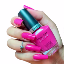 Modelo com as unhas pintadas segurando o frasco do Esmalte Cintilante Cuccio Brasil Colour Totally Tokyo 13ml.