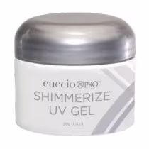 O produto apresentado é um gel UV da marca Cuccio Pro, chamado "Shimmerize UV Gel". A embalagem é um pote plástico branco com uma tampa prateada. O rótulo do produto está claramente visível, indicando o nome "Shimmerize UV Gel" e o volume de 28g (1 oz).