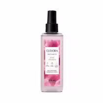 O produto apresentado é um spray perfumado desodorante da linha Instance Rosa Absoluta. O frasco é de plástico transparente com um rótulo rosa, destacando informações sobre o produto. Possui um design elegante e minimalista, com uma tampa preta.