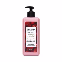 O produto apresentado é um creme hidratante corporal da marca Eudora, da linha Instance, com fragrância de morango irresistível. A embalagem é um frasco plástico transparente, com o conteúdo do produto rosado.