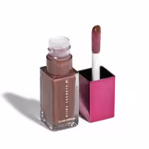 Frasco de vidro com gloss labial em tom rosado, embalado em caixa rosa. Rótulo com a marca "Nina Secrets" e nome do produto "Gloss Crystal".