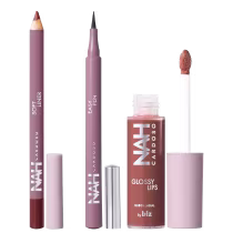 A imagem mostra uma variedade de produtos de maquiagem da marca Nah Cardoso By BLZ. Há um lápis de olho marrom claro, uma caneta delineadora preta fina, um brilho labial cor de pêssego em um frasco transparente, um batom em uma embalagem rosa.