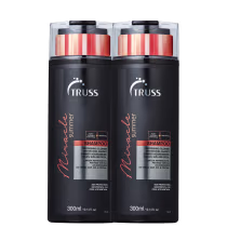A imagem mostra dois frascos de iguais de shampoo da marca TRUSS. Possuem a cor preta, com o logo e nome da marca no topo da embalagem, na lateral o nome da linha e no meio e embaixo, informações sobre o tipo de produto, composição e volumetria.