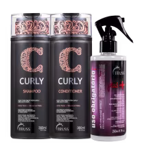 Shampoo e condicionador da linha Curly da marca Truss, ao lado do leave-in da linha Uso Obrigatório Plus. O shampoo e o condicionador possuem embalagens pretas, com tons de laranja. Já o leave-in apresenta tons de roxo, com borrifador.