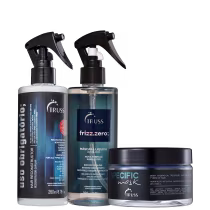 Na imagem dois são sprays com pulverizadores: um reconstrutor para cabelos danificados, e outro para controle de frizz. O terceiro produto é um pequeno pote escuro com uma máscara ou tratamento intensivo.