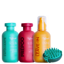 A imagem traz shampoo esfoliante em embalagem verde de 200ml, pré-poo em embalagem vermelha de 200ml, leave-in em embalagem spray amarela de 200ml e escova para couro cabeludo verde.
