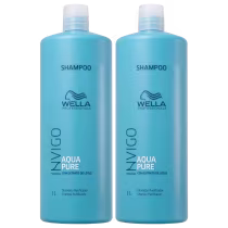 Dois frascos de shampoo da linha Wella Professionals Invigo Aqua Pure. Os frascos são de plástico transparente na cor azul clara, com tampa branca. Cada frasco tem capacidade de 1 litro.