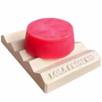 Produto de beleza Lola From Rio em embalagem redonda vermelha, com texto em relevo "Lola From Rio" em uma base branca.