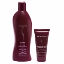 Frasco de shampoo com o nome "True Hue Shampoo" e uma embalagem menor de máscara hidratante com o nome "Inner Restore Intensif moisturizing mask". Ambos os produtos têm uma coloração predominantemente vinho/bordô e exibem o logotipo da marca Senscience.
