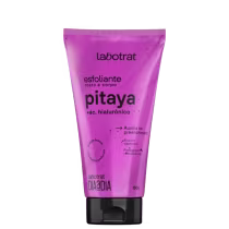 O produto exibido é um esfoliante corporal da marca Labotrat, com o nome "pitaya" e a indicação de conter ácido hialurônico. A embalagem é um tubo de plástico rígido de cor rosa vibrante, com o nome da marca e do produto claramente visíveis.