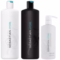 São produtos da linha Hydre da marca Sebastian Professional: shampoo com frasco preto, Um tubo branco de condicionador e outro com a máscara. As embalagens apresentam o logotipo e nome da marca em letras pretas e azuis.