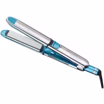 Chapinha de cabelo profissional. Têm um design cilíndrico alongado em metal escovado na cor prata com detalhes em azul turquesa. Apresentam a inscrição "BABYLISS PRO NANO TITANIUM" gravada no corpo.