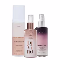 A imagem mostra três produtos de cuidados com a pele da marca Braé. À esquerda, um frasco branco do High Protec Thermal Protection. No centro, um frasco de vidro do Plume Sensation Serum Divine. À direita, um frasco roxo escuro do Beauty Sleep Night Serum