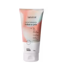 O produto apresentado é um creme hidratante para mãos e pés da marca Labotrat. A embalagem é um tubo branco e rosa, com o nome da marca e do produto claramente visíveis. Volume de 100g.