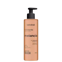 O produto exibido é um hidratante corporal da marca Labotrat, com o nome "melancia" impresso no rótulo. A embalagem é um frasco plástico com um dispensador na parte superior, de cor laranja clara.