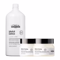 A imagem mostra um kit com três produtos da marca L'Oréal Professionnel. Um frasco grande e branco de 1,5L de shampoo e dois potes redondos de máscara, brancos com tampas pretas.