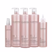 5 produtos da linha dispostos lado a lado, embalagens na cor rosa claro com letras prateadas.