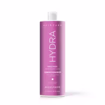 Frasco de condicionador da linha Haircare da marca Jacques Janine Professionnel, com embalagem rosa e branca, apresentando a fórmula vegana e a indicação de ser para todos os tipos de cabelo.