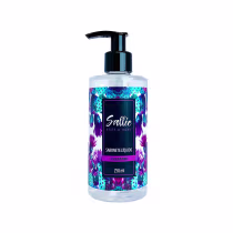 Frasco de sabonete líquido Sallie Body & Home com 250 ml, com design colorido em tons de azul, roxo e rosa, com rótulo destacando a fragrância "Flor de Figo".