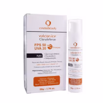 Protetor solar da marca Cosmobeauty, chamado "Vulcan Ice Clarydefense".Informações sobre o produto, incluindo o fator de proteção solar (FPS 50) e a proteção contra raios UVA (UVA 20).