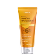 O produto apresentado é um creme bronzeador da marca Labotrat, chamado "Creme Parafina Bronzeadora". A embalagem é um tubo de cor amarela, com o nome do produto e informações sobre seus benefícios. Volume de 90g.
