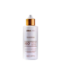 A imagem mostra um frasco de creme hidratante facial multifuncional de PAM Skin. O produto tem uma embalagem branca com detalhes em marrom e uma tampa dourada. O frasco contém 40ml ou 1,35 fl oz do produto.