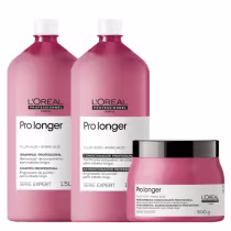 Dois frascos grandes de 1,5 litros de shampoo e condicionador de cor rosa escura, com rótulos brancos e o logotipo da marca. Também há um pote de tratamento condicionante de 500g na mesma cor rosa, com detalhes em preto e branco.