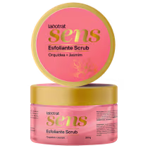 O produto apresentado é um esfoliante corporal da marca Labotrat, com a denominação "Sens Esfoliante Scrub" na embalagem. A embalagem é um pote redondo de cor rosa, com um rótulo dourado contendo o nome do produto e os ingredientes "Orquídea + Jasmim".