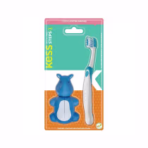 Escova de dentes infantil Kess com capa protetora em embalagem de plástico rosa e azul. O produto apresenta uma escova de dentes branca e um acessório em formato de hipopótamo azul.