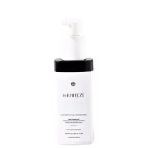 A imagem mostra um produto facial com frasco branco, com detalhes pretos e uma tampa protetora de cor branca com um dispensador em forma de bomba. A embalagem indica o nome do produto e seu conteúdo de 120ml.