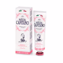 A imagem mostra a caixa retangular e o tubo do creme dental Sensitive da marca Pasta Del Capitano 1905. Possuem um design vintage, com detalhes decorativos em cor-de-rosa e um retrato de um homem com bigode, provavelmente o fundador da marca.