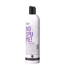 Shampoo creme No Spume da marca Curly Care. Embalagem plástica branca opaca com tampa preta. Rótulo com o nome do produto em letras grandes na cor roxa e lilás. Informações sobre os ingredientes e volume de 300ml impressas em texto menor.