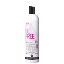 Produto de cuidado capilar leave-in da marca Curly Care. Frasco plástico branco opaco com tampa preta. Rótulo frontal com o nome do produto "BE FREE" em letras grandes e rosa.