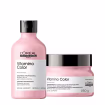 Dois produtos da linha Vitamino Color da L'Oréal Professionnel. Um é um shampoo protetor de cor para cabelos coloridos, em um frasco rosa de 300ml. O outro é uma máscara para cabelos tingidos, em um pote rosa de 250g.