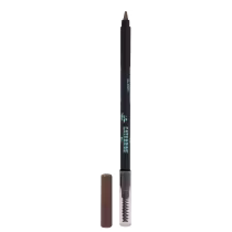 A imagem mostra o lápis para sobrancelhas com um design preto fosco e o nome da marca impresso no corpo do produto. Em uma ponta apresenta o lápis e do outro lado uma escovinha para pentear os fios da sobrancelha. Ao lado está a tampa marrom do produto.