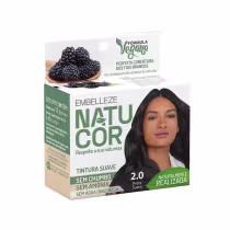 A imagem mostra a embalagem da Tintura Embelleze Natucor 2.0 Preto Suave. Destaca que é uma fórmula vegana sem amônia, sem água oxigenada e sem chumbo. A embalagem exibe ainda imagem de uma modelo com cabelos longos e escuros.