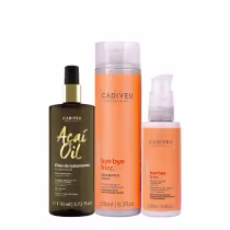 Três produtos da marca Cadiveu Professional: um frasco de óleo de tratamento Açaí Oil, um frasco de shampoo Bye Bye Frizz e um frasco de leave-in Bye Bye Frizz, todos em embalagens com cores predominantes laranja e preto.