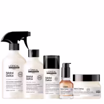 Linha de produtos de cuidados capilares da marca L'Oréal Professionnel, chamada Metal Detox. Os produtos incluem um pré-tratamento, um shampoo, um creme de alta proteção, um sérum e uma máscara. Todas as embalagens exibem o nome "Metal Detox".
