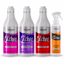 São três frascos de 500ml cada, com o rótulo "Spa dos Cachos Shampoo", outro é roxo com "Spa dos Cachos Condicionador Hidratação", e o terceiro é vermelho com "Spa dos Cachos Ativador Antifrizz Efeito Seco". Por último um leave-in de 250ml.