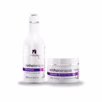 Shampoo e máscara para cabelos da linha Vinhoterapia da marca TreeLiss Profissional. O shampoo vem em uma embalagem de 300ml, com detalhes em roxo e o logotipo da marca. A máscara está em um pote de 250g, também com detalhes em roxo e o logotipo.