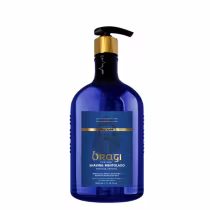 A imagem mostra um frasco de cor azul escura com detalhes na cor dourada, contendo 500ml do produto e válvula pump. O rótulo traz o nome da linha "Bragi" escrito em dourado dando destaque ao produto.