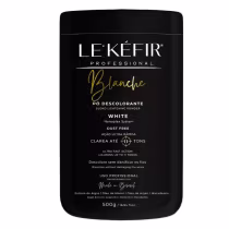 A imagem mostra um pó descolorante de tonalidade branca da linha de produtos capilares Le'Kéfir. O frasco é preto, tem 500g de conteúdo e traz a linha destacada no tom dourado e as demais informações na cor branca.