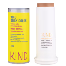 A imagem mostra o protetor solar aberto, com a tampa do lado esquerdo, cilíndrica e amarela com informações do tipo de produto, volumetria e marca. Do lado direito, o bastão do produto, todo branco com um adesivo de instruções de como trocar o refil.