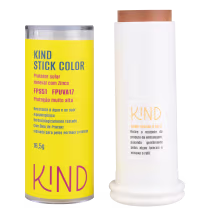 A imagem mostra o protetor solar aberto, com a tampa do lado esquerdo, cilíndrica e amarela com informações do tipo de produto, volumetria e marca. Do lado direito, o bastão do produto, todo branco com um adesivo de instruções de como trocar o refil.