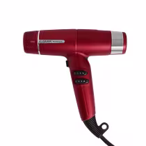 A imagem mostra o secador de cabelo da marca GA.MA. O acessório possui um corpo cilíndrico vermelho metálico com detalhes prateados. Há uma grelha de entrada de ar perfurada na parte traseira, painel de controle com três botões e cabo preto flexível.