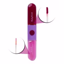 Batom duo em embalagem cilíndrica. Na parte superior um batom líquido em tom vermelho. Na parte debaixo um gloss. Tanto o batom quanto o gloss possuem aplicador típico de batons líquidos.