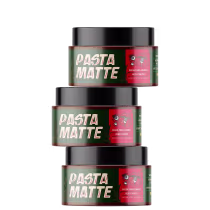 Três potes de pasta modeladora para cabelo da marca Don Alcides, com rótulos verdes e vermelhos exibindo o nome "Pasta Matte" em destaque. As embalagens possuem design moderno e minimalista, com informações sobre a composição e benefícios do produto.
