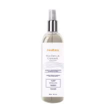 Frasco de 300 ml da Essência Calmante da Medicatriz, com rótulo branco e detalhes em azul, contendo loção tônica e sérum para hidratação e descongestão da pele.